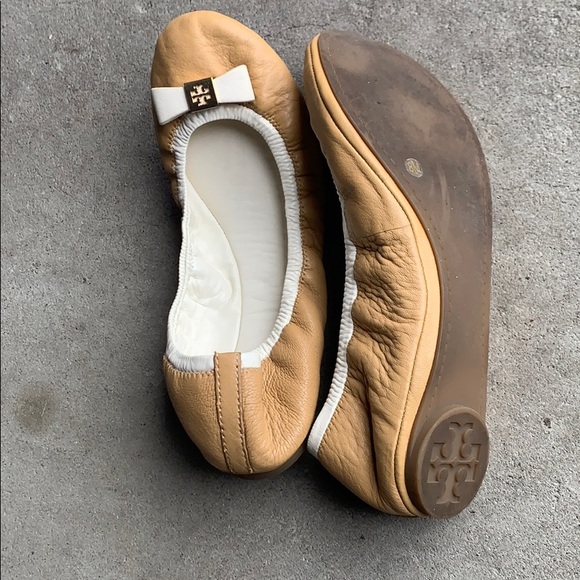 Cream and white Tory Burch bow flat - Picture 3 of 3